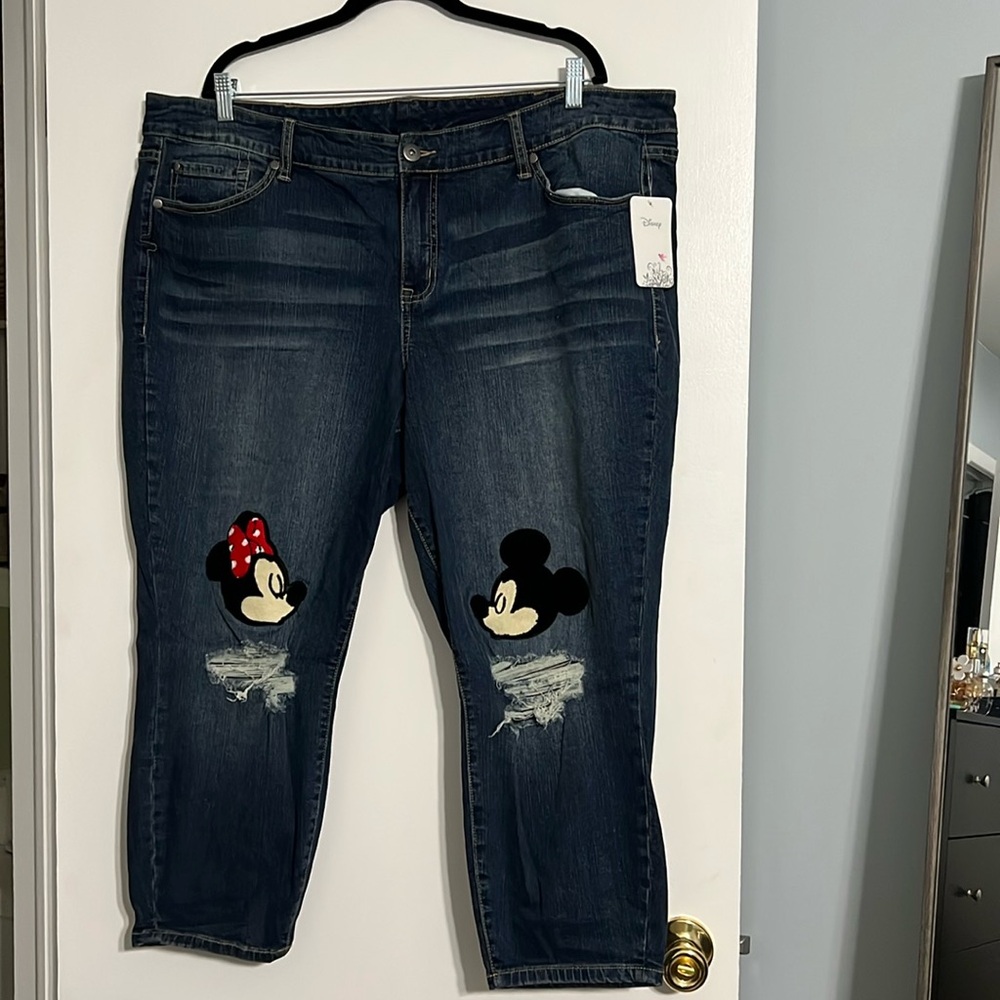 Torrid x Disney Mickey Kissing Knee Embroidered Cropped Jean